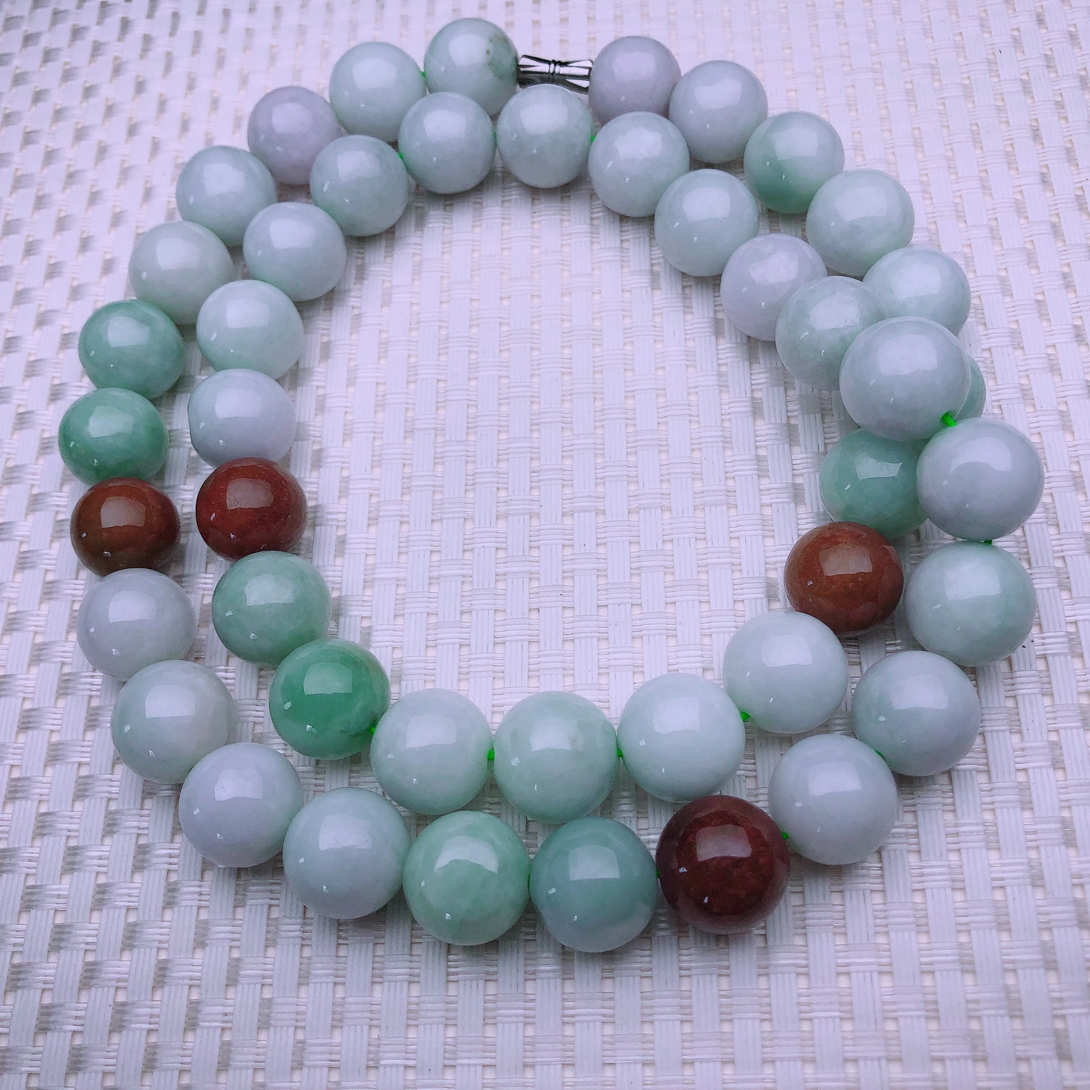 

Cell phone to film the Burmese natural jade jade necklace