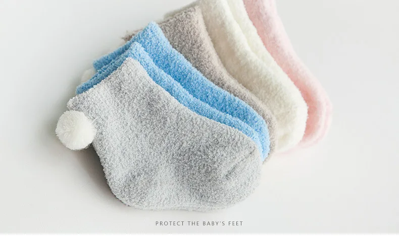 Стиль осенний и зимний сезон, толстые теплые носки Детские носки для детей 0-1-3 лет Детские однотонные Цвет кораллового цвета на мягкой подкладке с капюшоном, помпонами детские носки