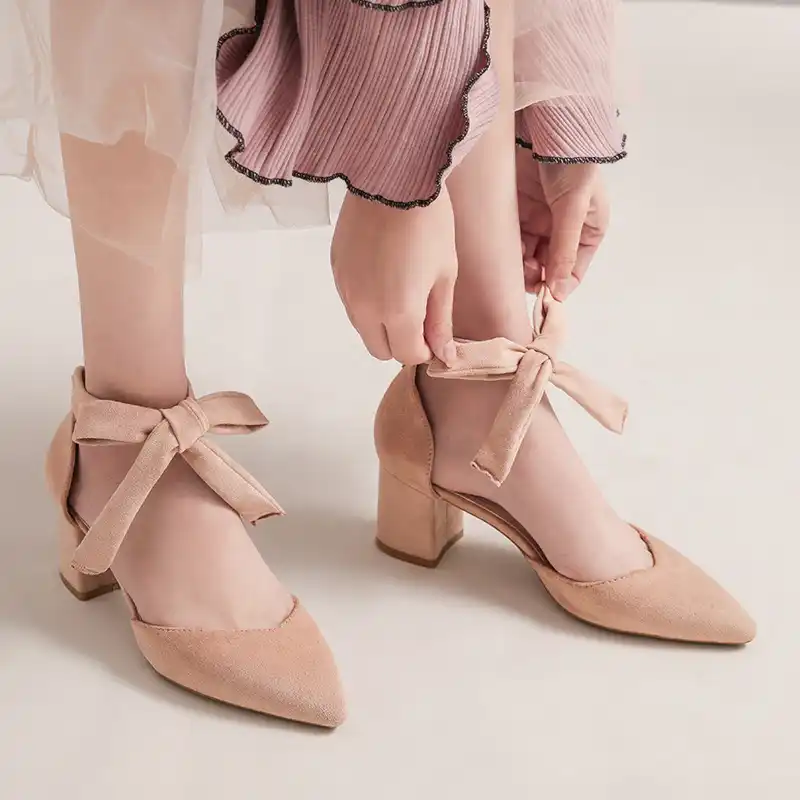 sapato fechado amarrado no tornozelo