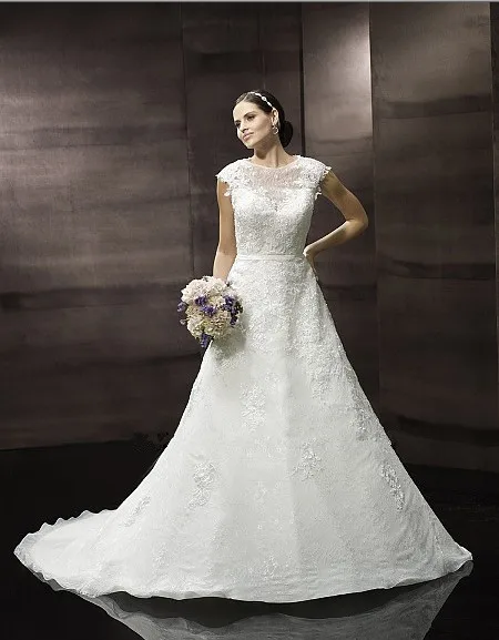 

2018 romantic A-line sheer-illusion bateau Chantilly Venise lace Buttons loops closure bridal gown mother of the bride dresses