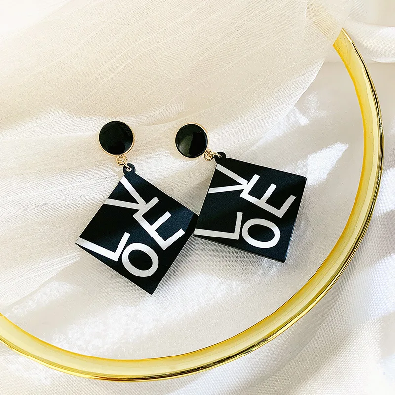 

New 2019 Fashion Big Heart Stud Earrings for Women Black Whtie Yellow Big Metal Statement Earrings Wedding Jewelry Gifts
