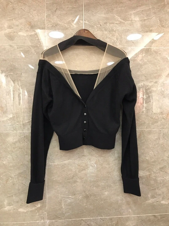 

Perspective of New Female V-collar Mesh Yarn in Early Autumn of 2019 Decorative Button Long Sleeve Card Knitted Shirt 829