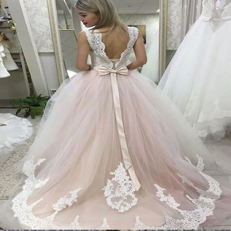 Бледно-розовое свадебное платье с кружевными аппликациями без рукавов свадебное платье