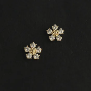 

CMajor 9K Solid Gold Earring Temperament Delicate Sweet and Romantic Flower Shape Minimal Simple Stud Earrings Gift for Women