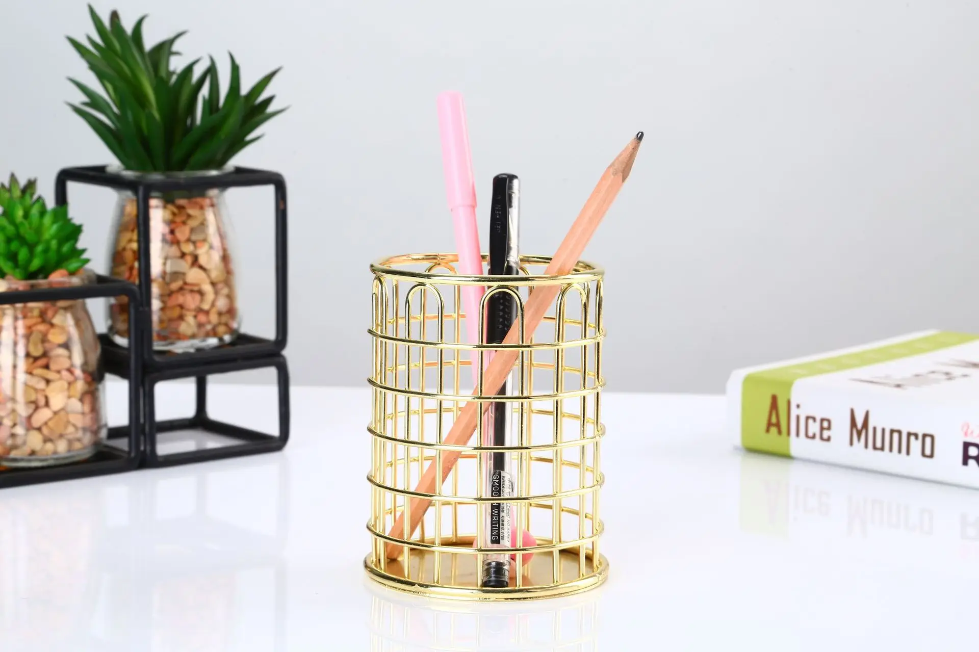 

Manufacturers Wholesale Northern European-Style INS-Style Metal Iron Art Pen Container Office Storage Basket Creative cha ju jia