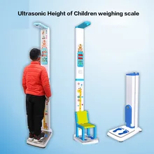 Рост и вес детского сада взвешиваются, а школьники осматриваются в вертикальной шкале для детей