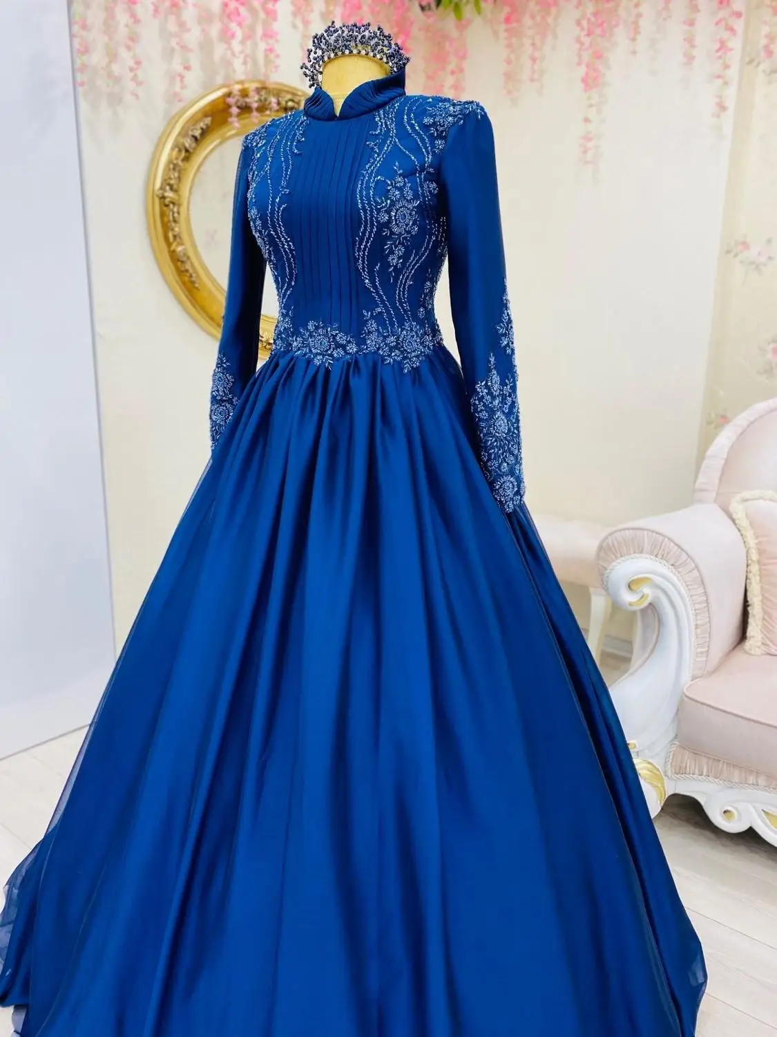 

Luxury Royal Blue Beaded Muslim Prom Dress 2021 Crystals High Neck Long Sleeve Saudi Arabic Evening Formal Party Gowns