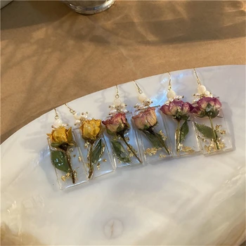 

Sweet Baroque Natural Rose Earrings Vintage Gold Foil Pearl Long Earrings Epoxy Eternal Flower Earrings for Women Girl Gift