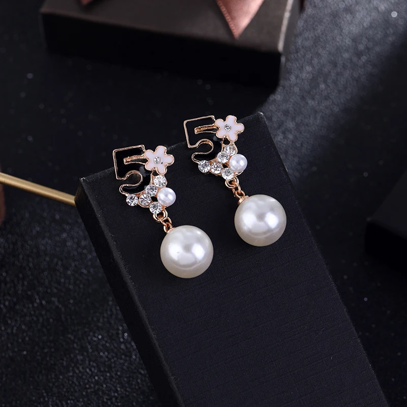 Pendientes asimétricos con flores de Camelia para mujer, aretes de 5 perlas, sombra de calidad, flor rosa en polvo, novedad