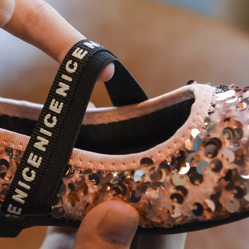 Детская обувь; коллекция года; Осенняя модная обувь для танцев для девочек; Новые блестящие мягкие туфли Mary Jane на плоской подошве; милые розовые модельные туфли из искусственной кожи