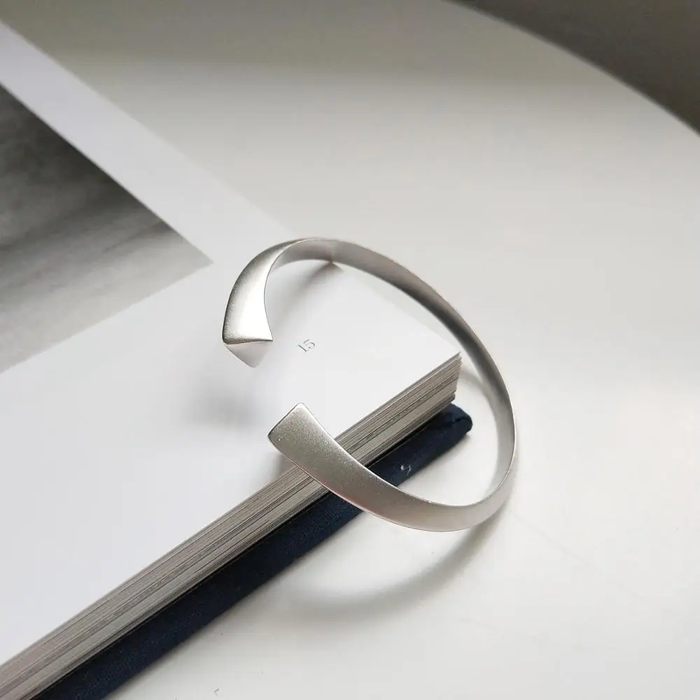 Новинка, Стерлинговое Серебро S925 пробы, минималистичный классический витой Гладкий открытый треугольный матовый браслет для женщин, аксессуары