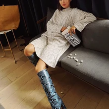 Женские сапоги до колена на не сужающемся книзу массивном каблуке; зимние сапоги из змеиной кожи на молнии; женская модная разноцветная обувь;