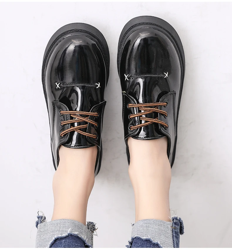 Женская обувь черного цвета на плоской подошве; повседневные женские кроссовки; универсальные осенние туфли на плоской подошве с круглым носком; коллекция года; модные женские туфли-оксфорды; мягкая обувь в британском стиле
