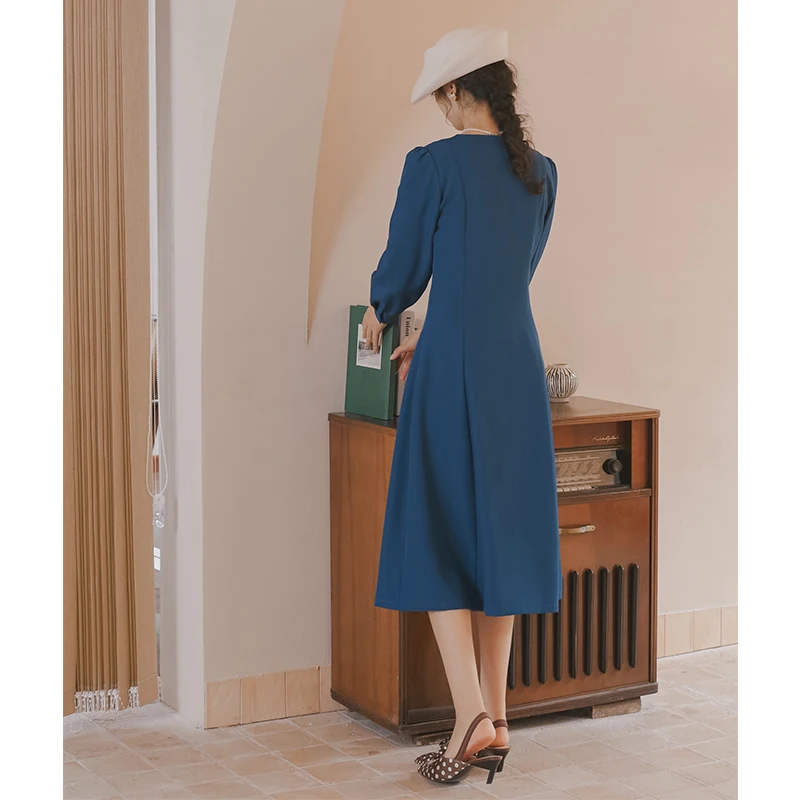 The new autumn and winter long-sleeved French retro elegant Hepburn style dress shows white lake blue