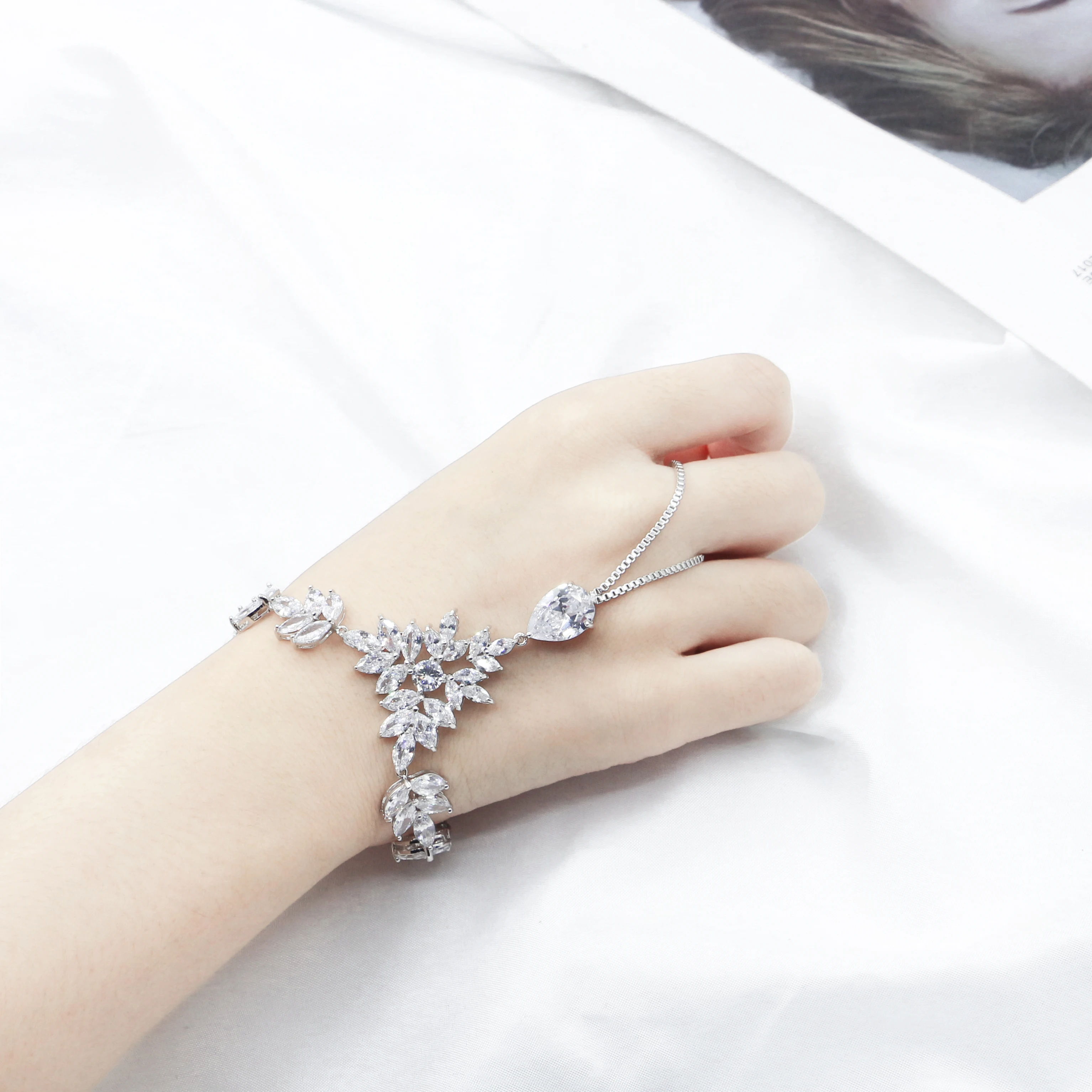 

New Flowers Women's Finger Chain Complex and Elegant High Quality Ethnic Crystal Finger Chain Wedding bride wearing