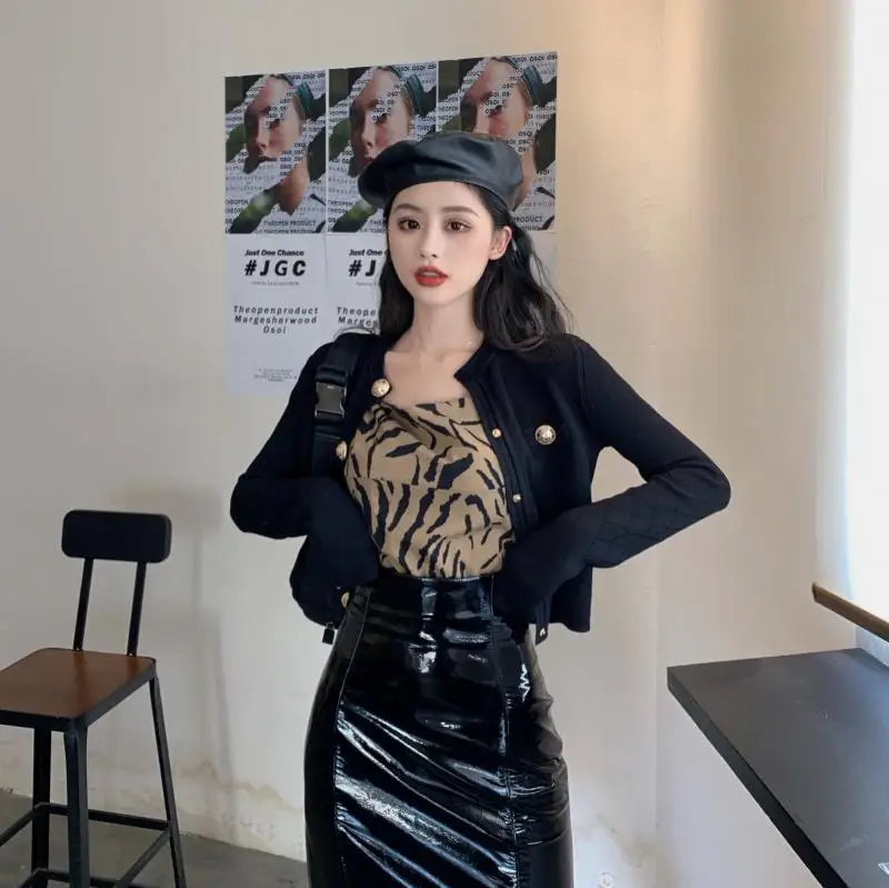 

Autumn Clothing Western Style Three-piece Set Knitted Cardigan Coat + Tiger Pattern Dungaree Shirt + Half-length Leather Skirt S