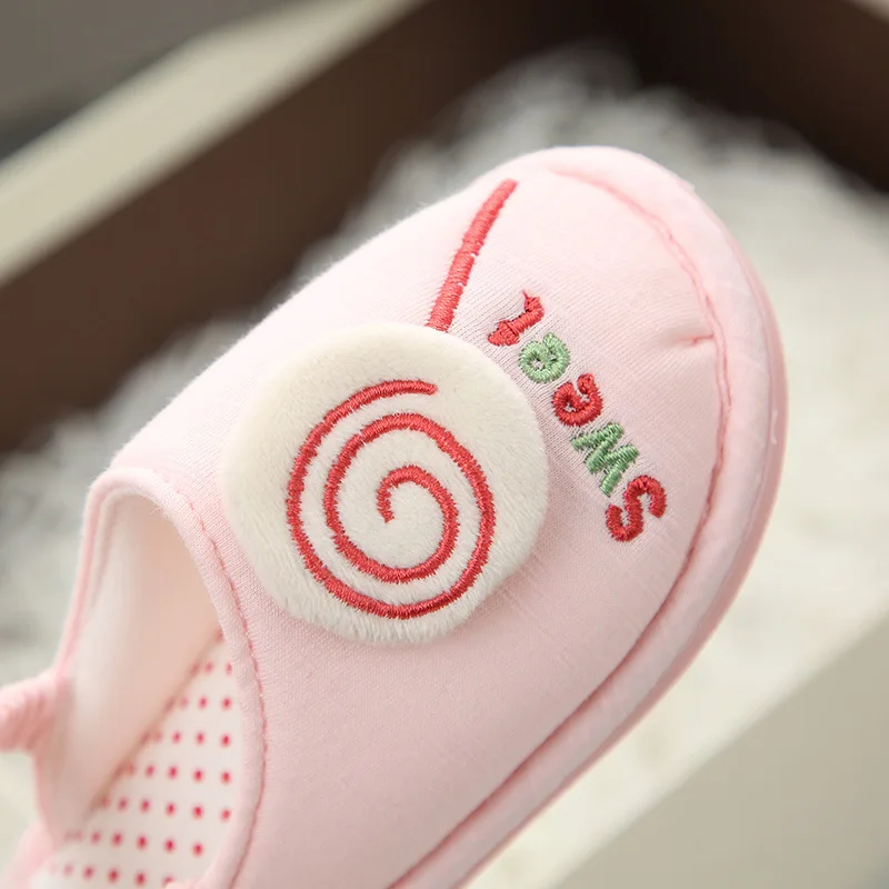 2019 новые тапочки для маленьких мальчиков и девочек детские тапочки зимняя домашняя детская обувь нескользящие милые Мультяшные в форме