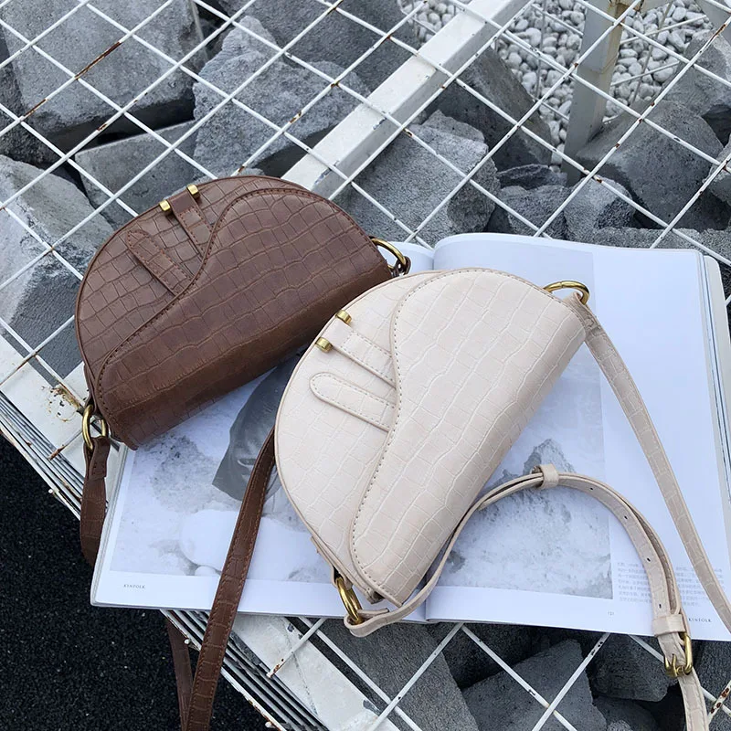 Женская сумка через плечо модная крокодиловая полукруглая седельная из