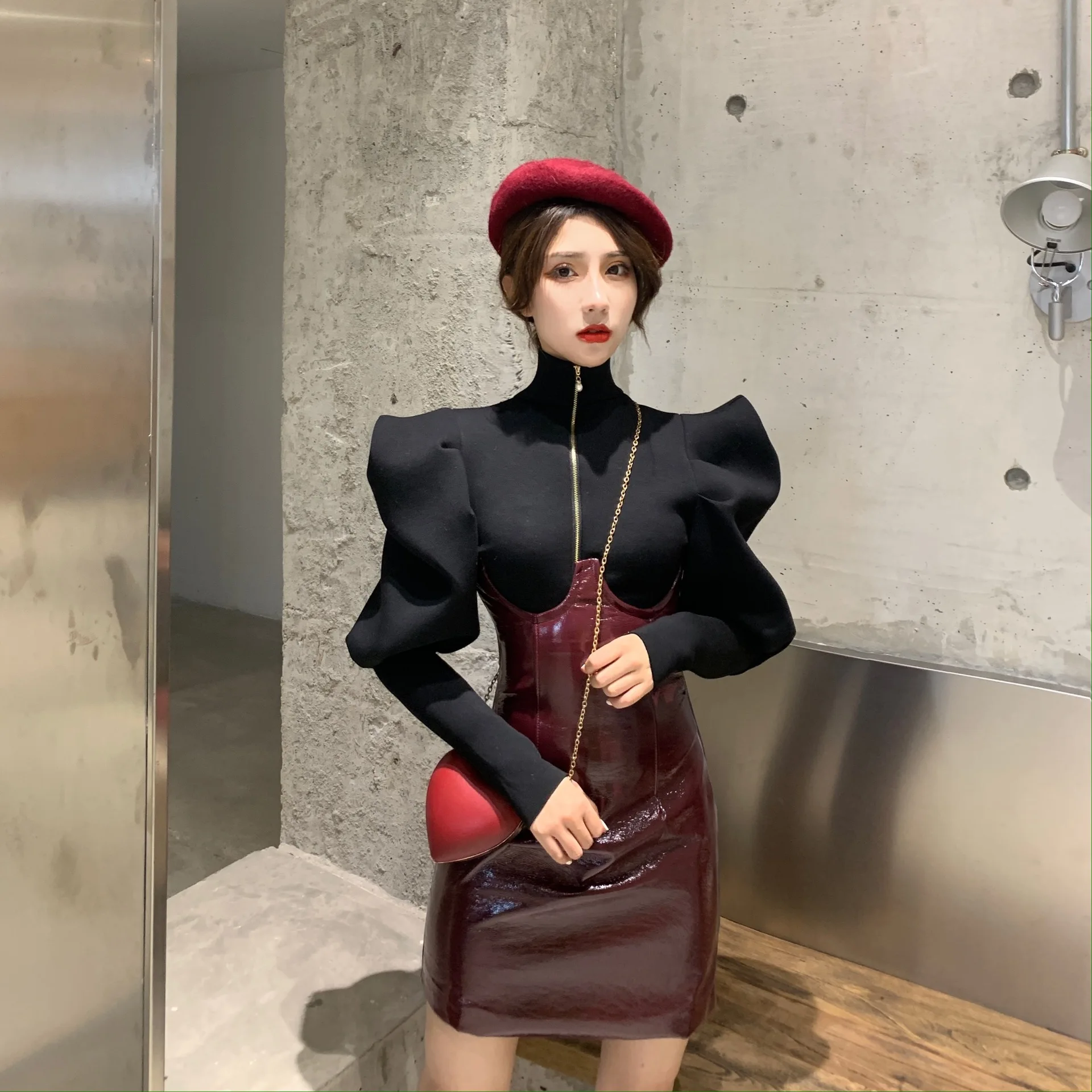 

Photo Shoot 2019 Online Celebrity Celebrity Style Cool High Collar Space Cotton Lantern Sleeve Tops + Chest Emphasizing Leather