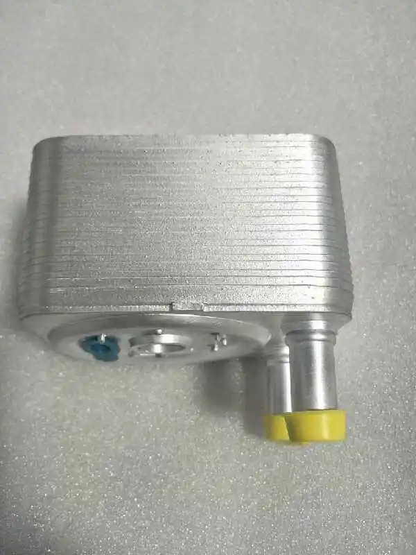 Масляный радиатор двигателя для Audi A3 A4 A5 A6 Q5 Q7 Volkswagen Bora OEM:038117021B 95510702103 95510702101 |