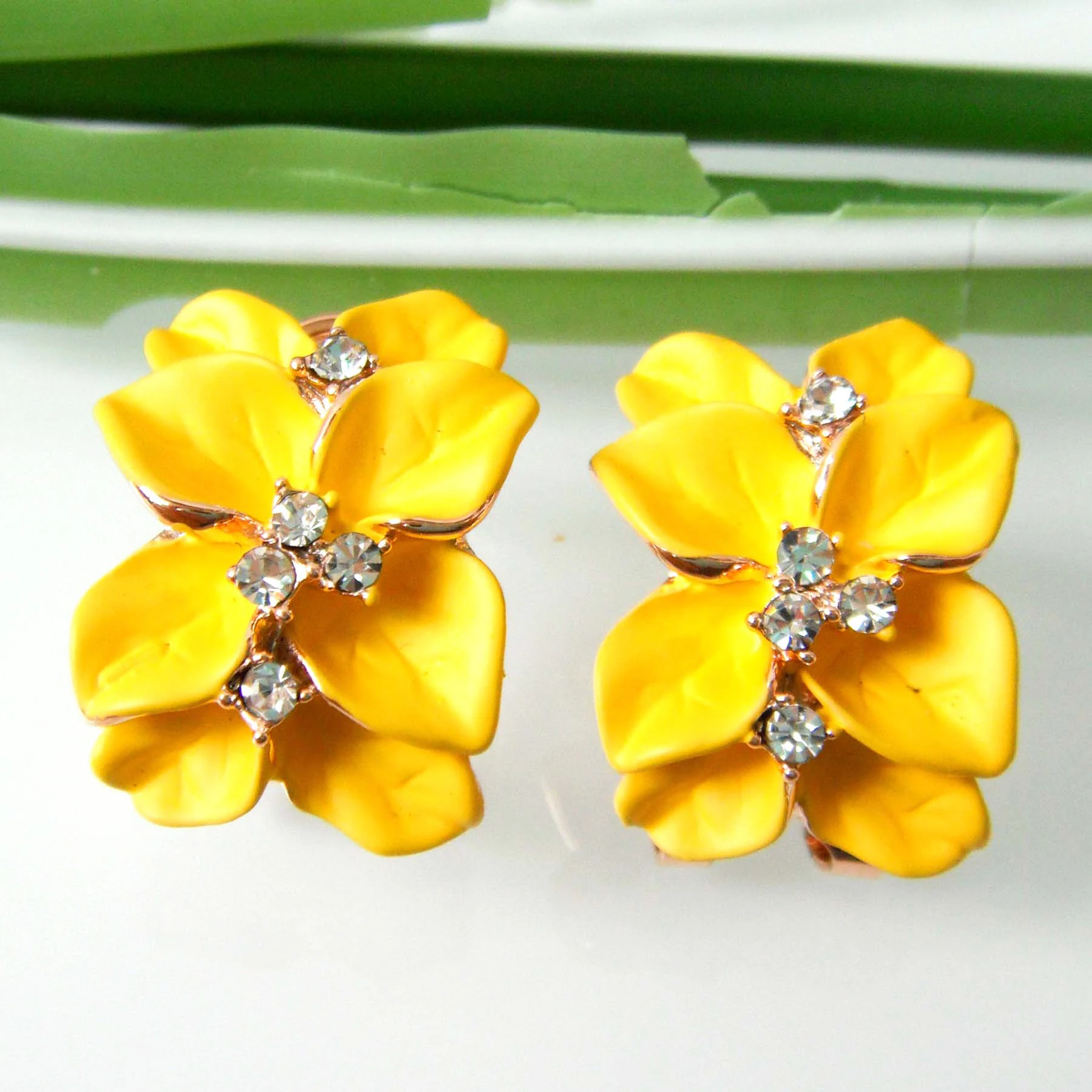 Navachi желтая эмаль цветок листья хрустальные стразы серьги с застежкой SMT2862|earrings