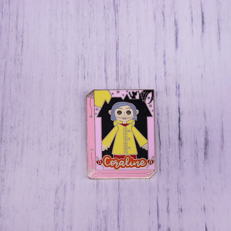 Эмалированная брошь Coraline A pretty girl on the Book в американском стиле с эмалированным