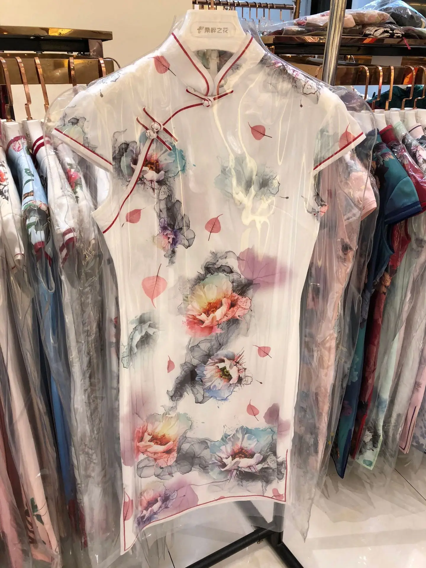 Стиль рекомендуется имитация шелковой ткани Cheongsam короткий рукав Весна Лето Стенд воротник Мода молодой повседневной жизни Cheongsam