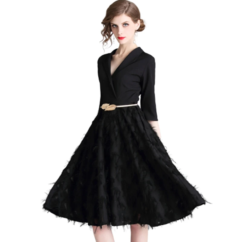 Женское офисное платье весеннее облегающее с кисточками и треугольным вырезом