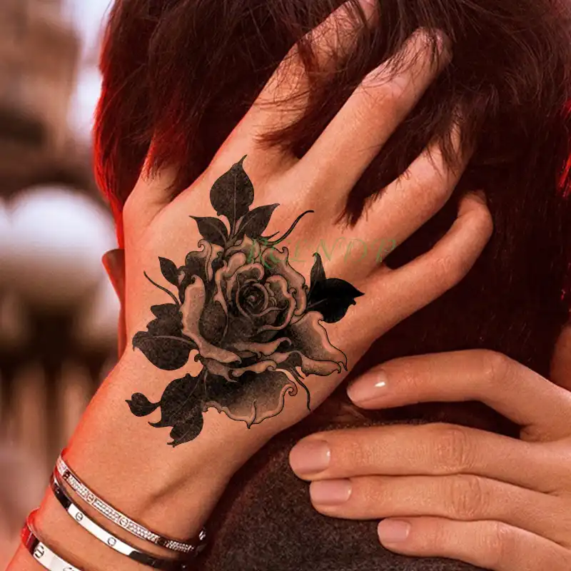 Featured image of post Tattoo De Rosa En La Mano Para Mujer En el caso de rosa luxemburgo la mujer a quien el l der sovi tico vladimir lenin llamar a el guila de la revoluci n ese accidente de nacimiento fue crucial para ayudar a formar la pensadora y revolucionaria en la que se convertir a