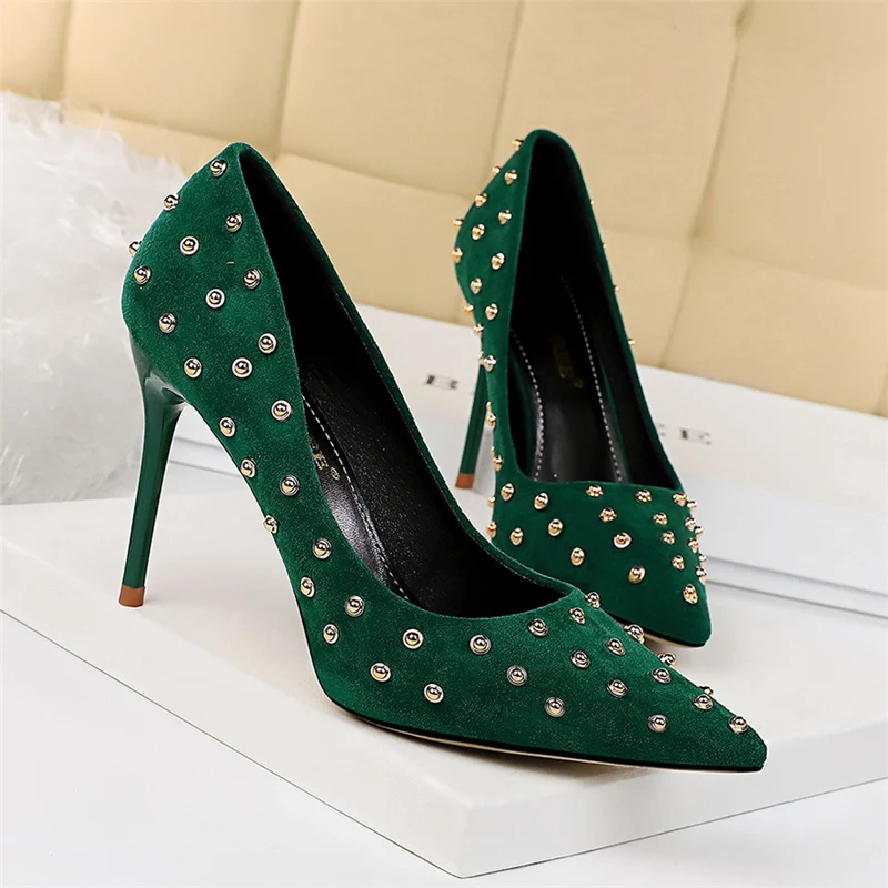 Весенние женские пикантные туфли-лодочки с заклепками на высоком каблуке 9 см; туфли на шпильке с шипами; цвет синий, черный, розовый; Свадебные вечерние туфли; большие размеры; Tacones - Цвет: Зеленый