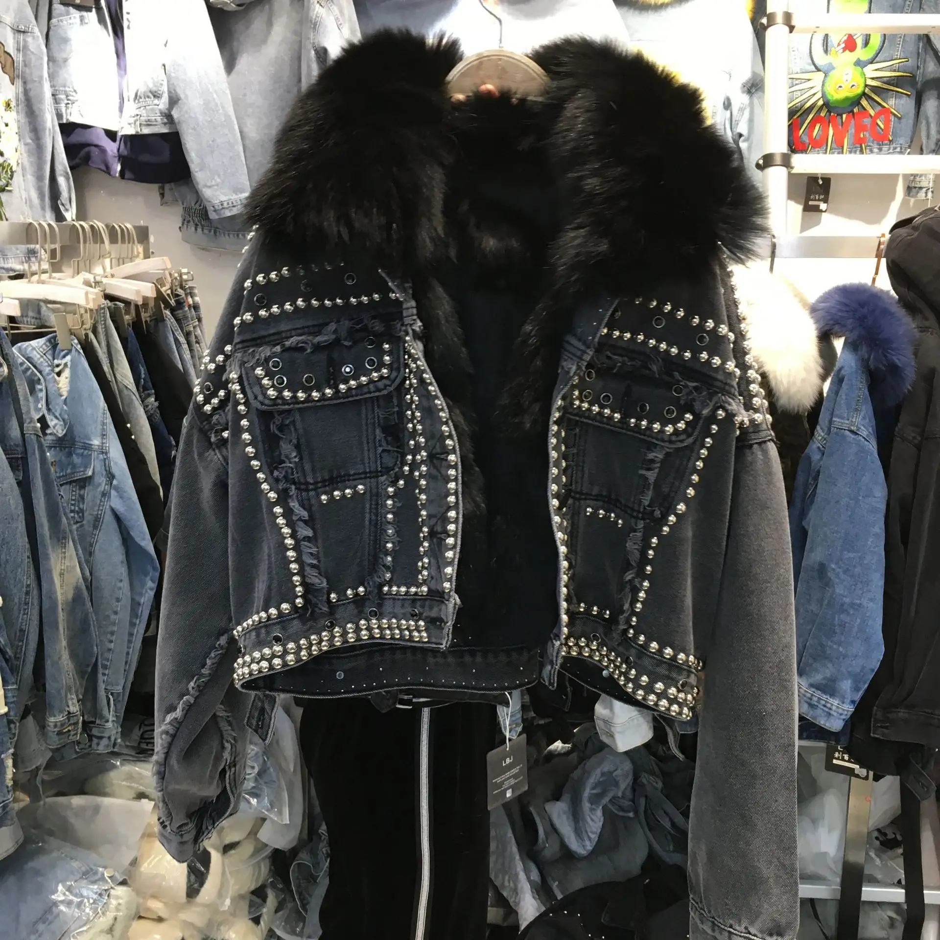 Новинка года; зимняя короткая джинсовая куртка в Корейском стиле, украшенная бусинами и заклепками, с отстегивающимся воротником из лисьего меха