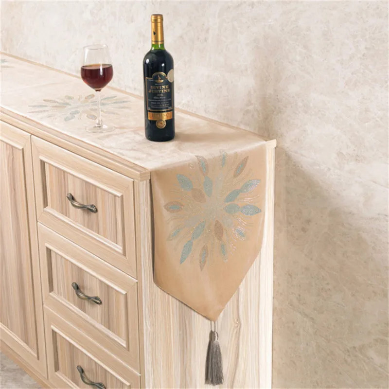 

1Pc European-style Precision Velvet Table Flag Hot Drilling Flower Home Wedding Party Decoration Placemat Table Runners Modern