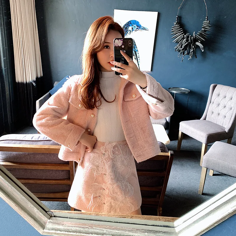 

Yu Xiaoxiao 2019 Autumn New Style Industrial Collar Nail Ostrich Feather GIRL'S Heart Coat Lace Skirt Two-Piece Set