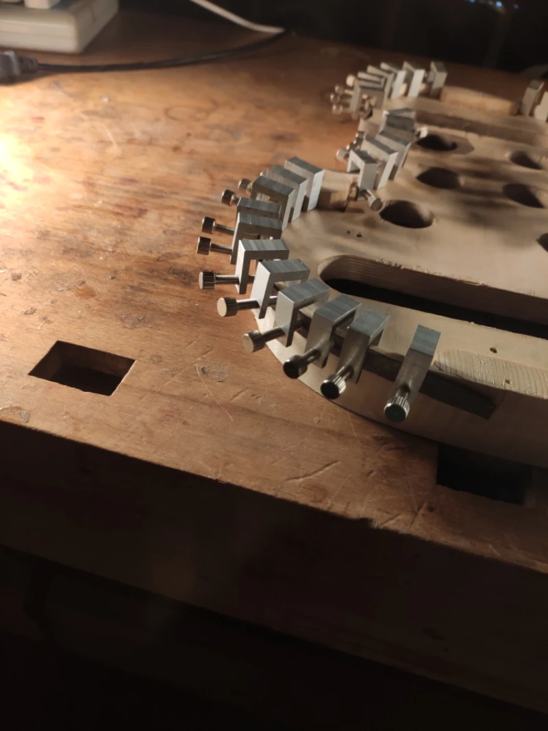 50 Stück Violin-Verkleidungsklammern, Seitenklemmen, Aluminiumlegierung, Werkzeuge für die Violinherstellung – Detail 3