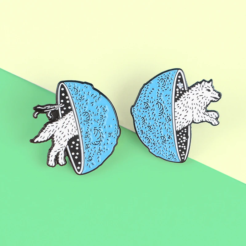 Sirius Wolf Jumping Blue Planet Spille Wolf Fox Pass Through Planet Space Smalto Spille Distintivi Risvolto Animale Per Bambini Brocche