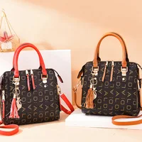 Sac à main en cuir PU avec lettres anglaises pour femmes, sac à poignée supérieure avec pompon, sac à bandoulière de luxe de grande capacité, fourre-tout Design 5