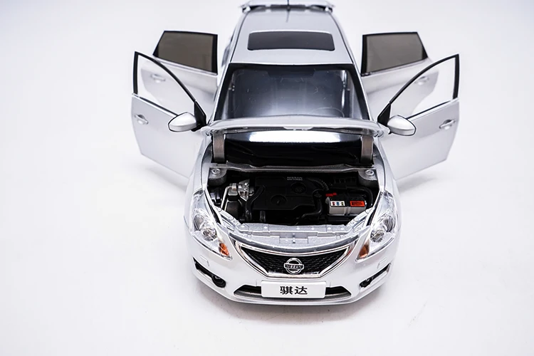 1:18 высокое тщательное NISSAN TIIDA сплав модель автомобиля статические металлические модельные автомобили с оригинальной коробкой