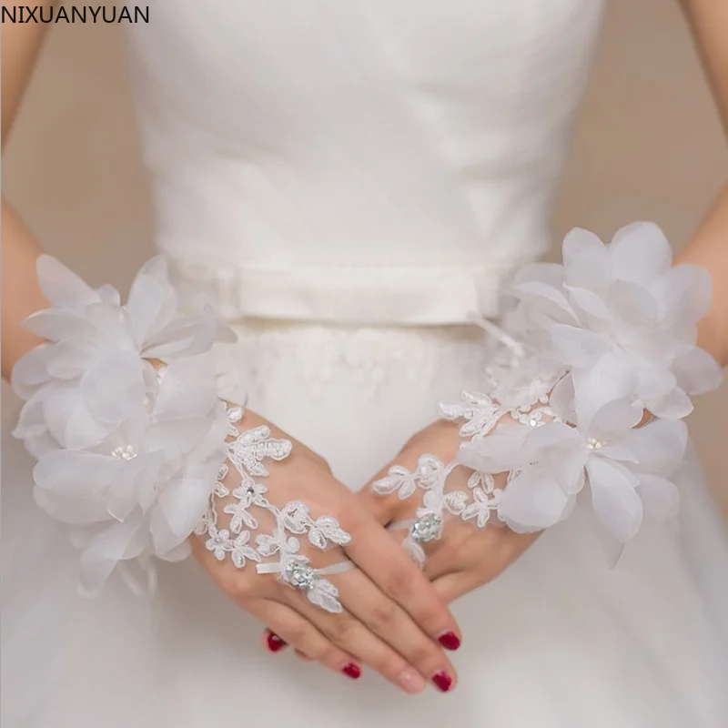 

Wholesale Short Wedding Gloves White Rhinestone Beaded Lace Flower Bridal Gloves Dew Fingerless For Bride Accessories