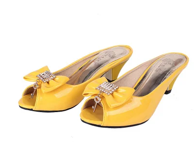 yellow crystal Женские шлепанцы с открытым носком, слайды на высоких каблуках, стразы с бантом, мягкие летние туфли из лакированной кожи, цвета: черный, белый, размера плюс - Цвет: yellow crystal