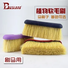 Коричневая щетка для чистки лошади