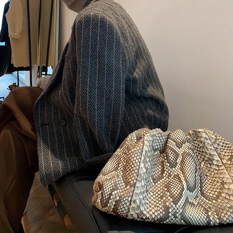 Мягкая сумка в виде облака с животным принтом клатч застежкой под змеиную кожу