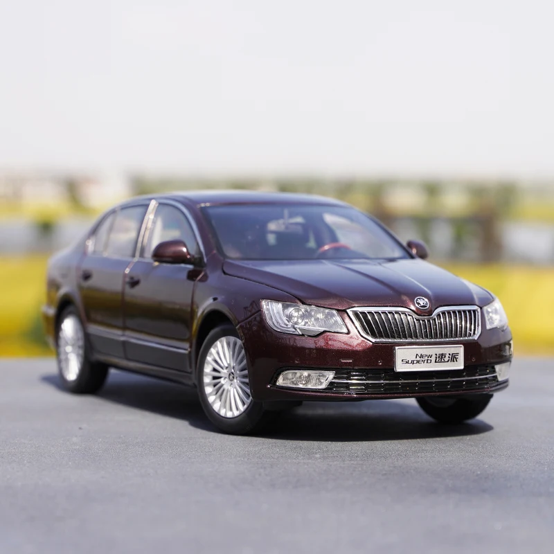 Оригинальная коробка 1:18 Skoda Superb литой металлический автомобиль модель игрушка