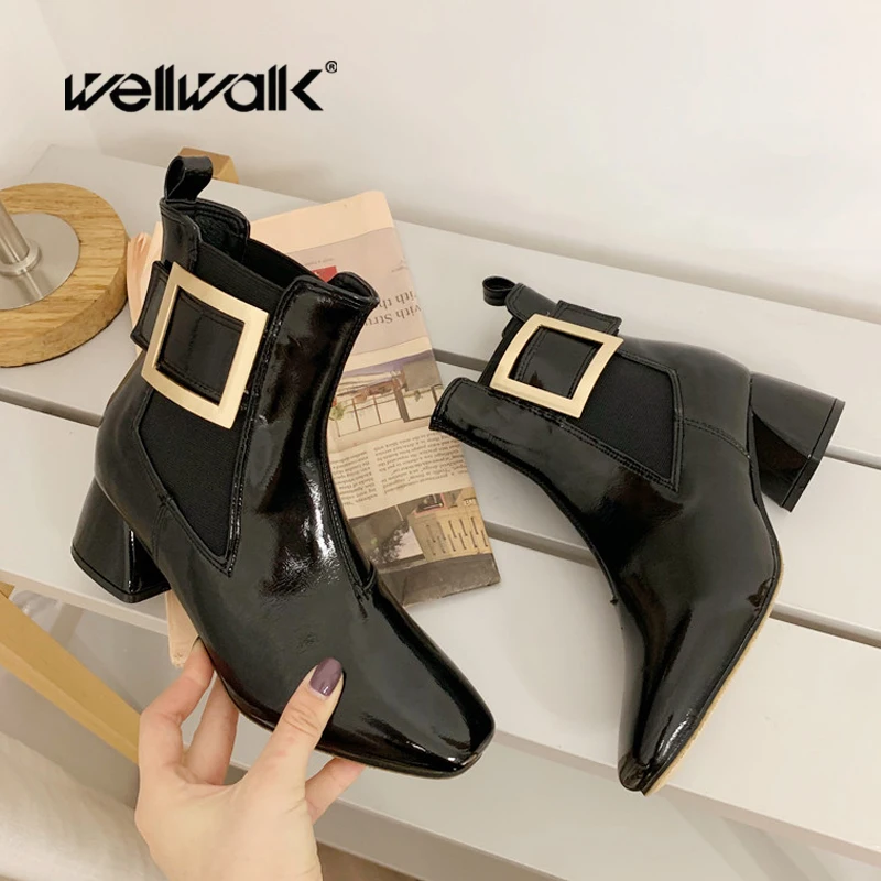 Лакированные полусапожки Челси женская зимняя обувь на каблуке с ремешком и