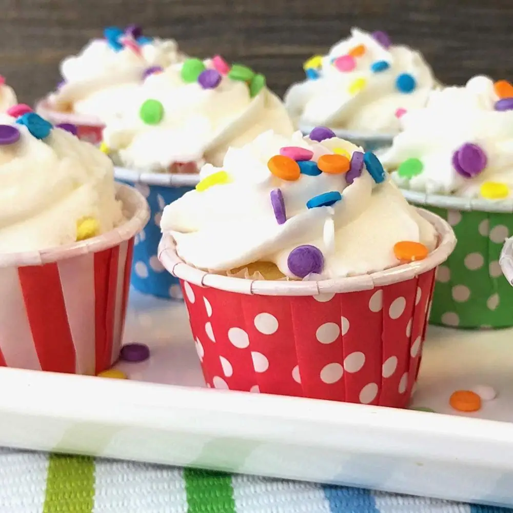 форма бумажная тюльпан для маффинов. тарелка для капкейков. топперы для капкейков. рисунки капкейков. бумажные капкейки.