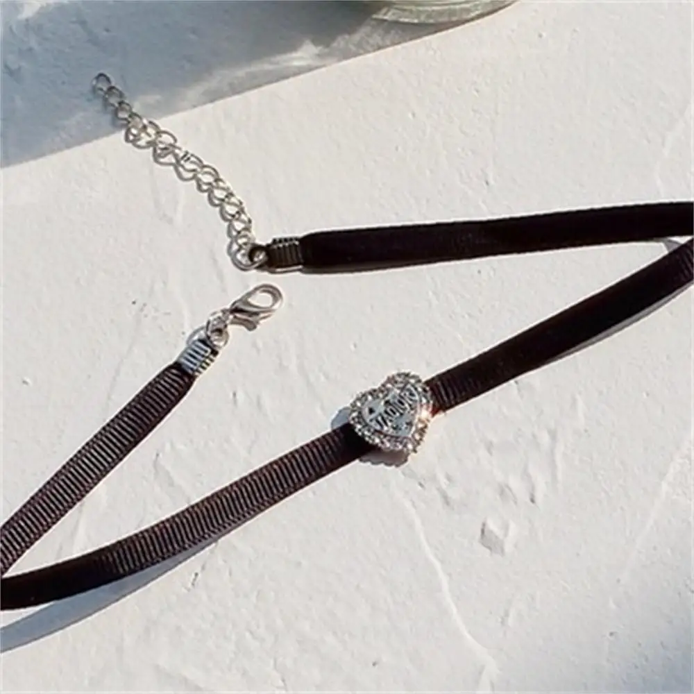 Harajuku Rhinestone Peach Heart Letter Black Choker Collar Necklace for Women Fashion Love Clavicle Chain Choker Necklace Jewler