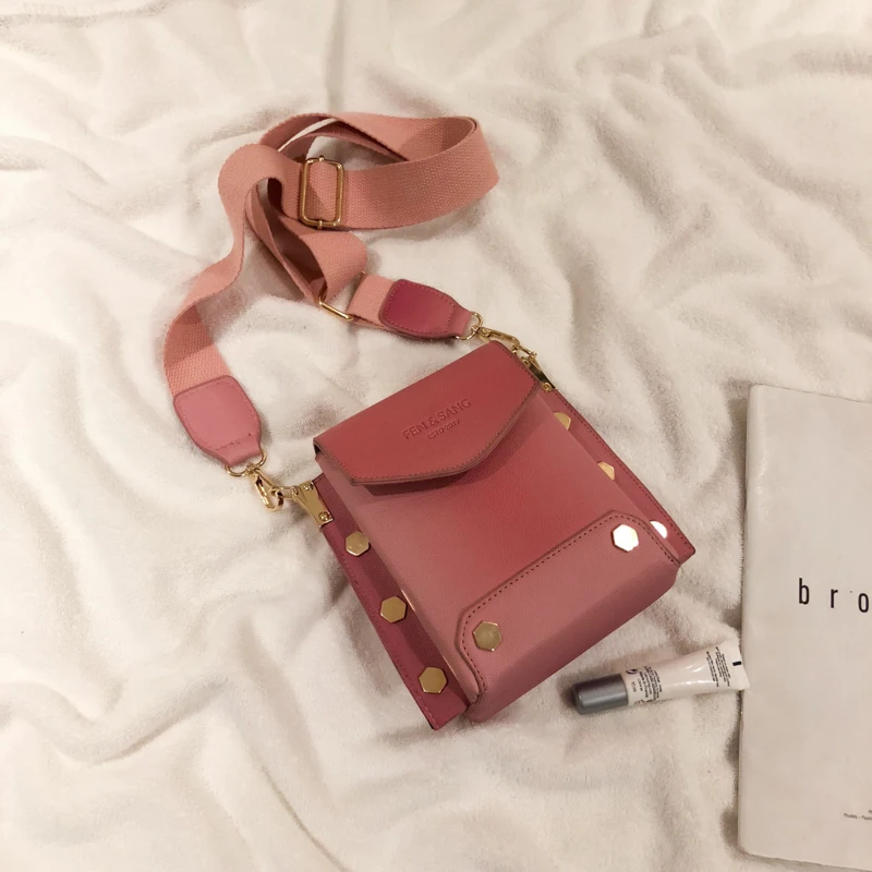 

Bag female 2019 new Messenger bag broadband wild girl Hong Kong style mini bag shoulder small square bag personality red bag
