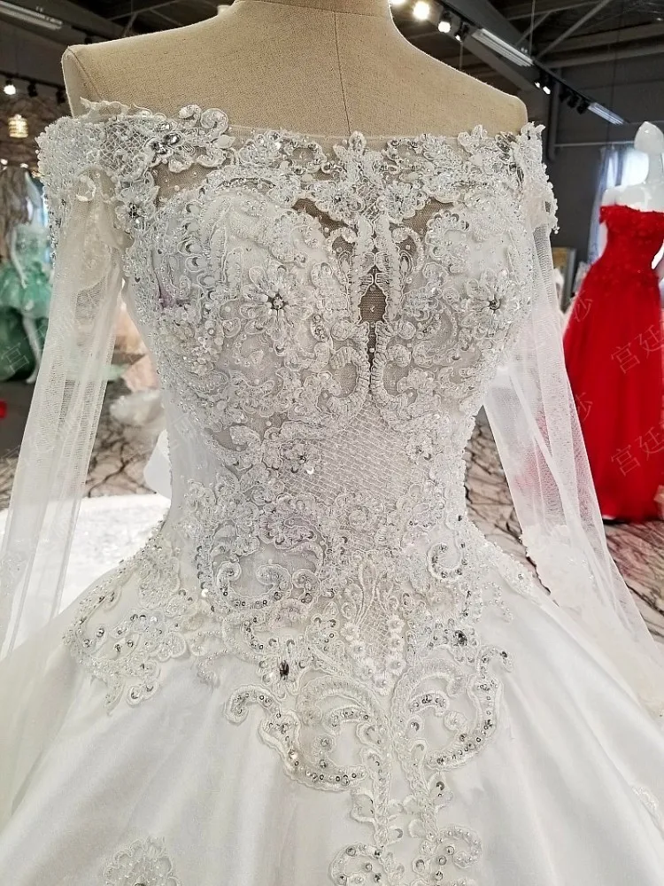 

Hot9 Fashion White Back With Button Design Eppliqued And Sequined Long Trail Off-the-shoulder Boat Neck Original Wedding Dress
