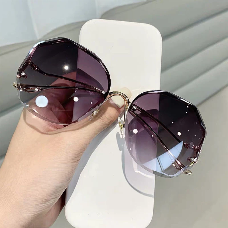 Ochelari de soare cu gradient de ceai de modă 2021 pentru femei, lentile tăiate cu tăiere cu apă din ocean, ochelari de soare cu templu curbat din metal, UV400