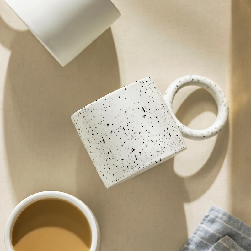 كوب من السيراميك بتصميم غريب ومميز