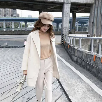 

2019 winter Hepburn wind solid white woolen coat female long section loose straight type woolen coat B127